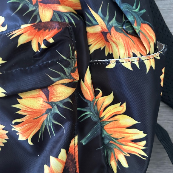 Girls Sunflower Backpack With Matching Insulated Lunch Bag. - Picture 6 of 10